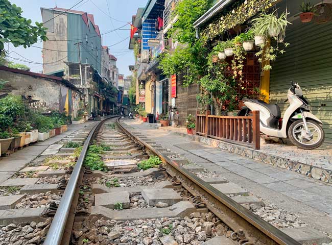 Train tracks Hanoi