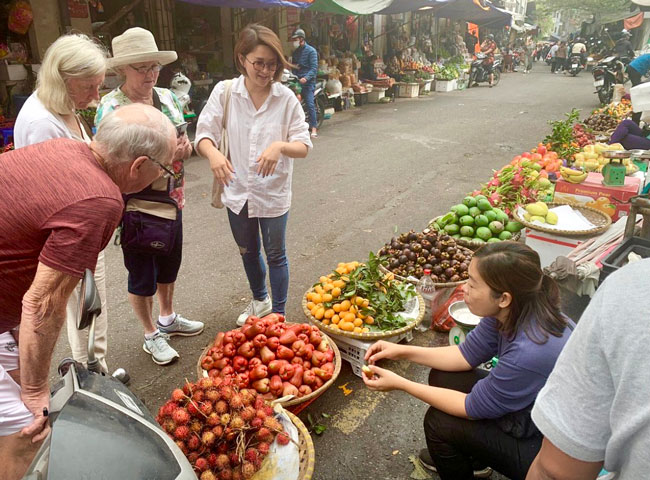 Touring Hanoi fruit market