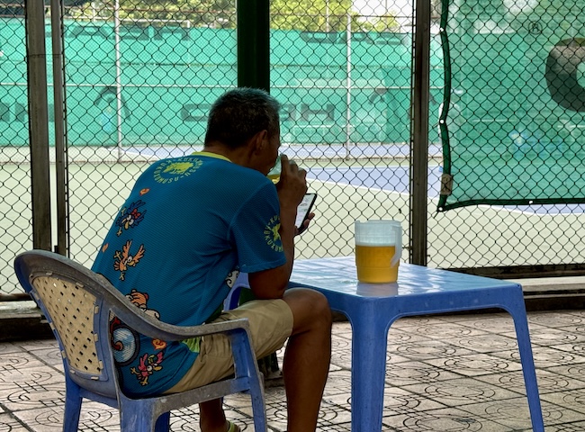 Man drinking bia hoi
