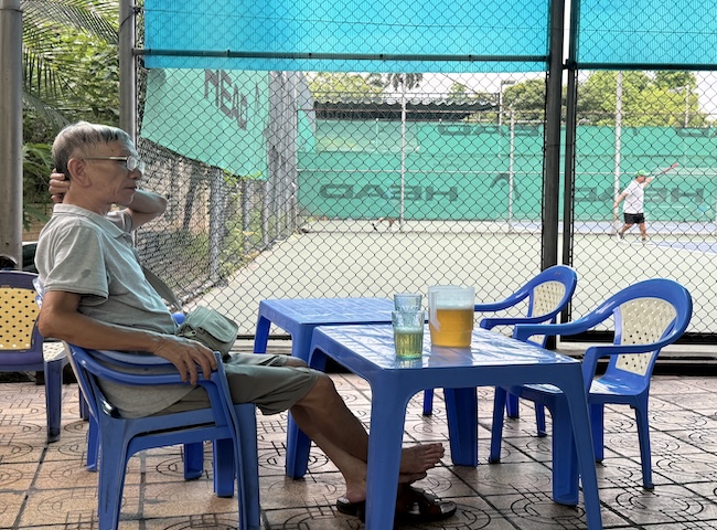 Man by his bia hoi