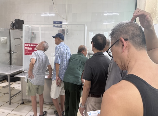 The line to buy bia hoi
